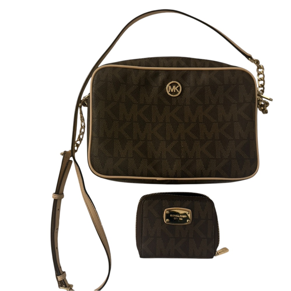 Michael Kors Fulton bag and matching wallet with MK logo. Classic,